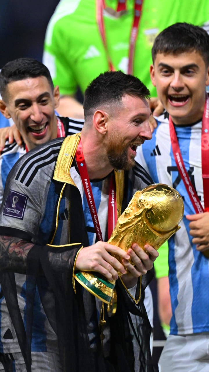 Messi Holding World Cup Wallpapers - TubeWP