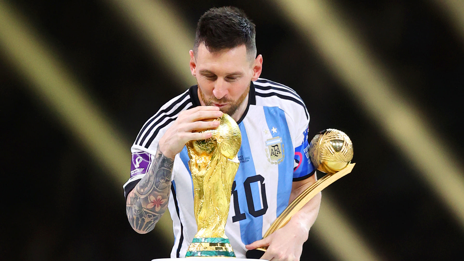 Sức mạnh và sự tự tin của Messi trên sân World Cup đã được thể hiện trong hình nền này. Sử dụng ảnh này để phát huy tinh thần chiến đấu và hãy cùng Messi và đội tuyển chiến thắng giải đấu đỉnh cao này.