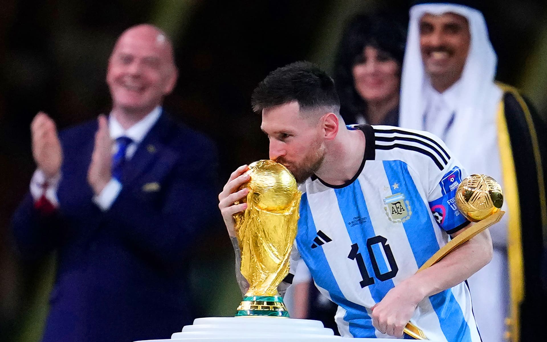 Messi Kissing World Cup Wallpaper Tubewp