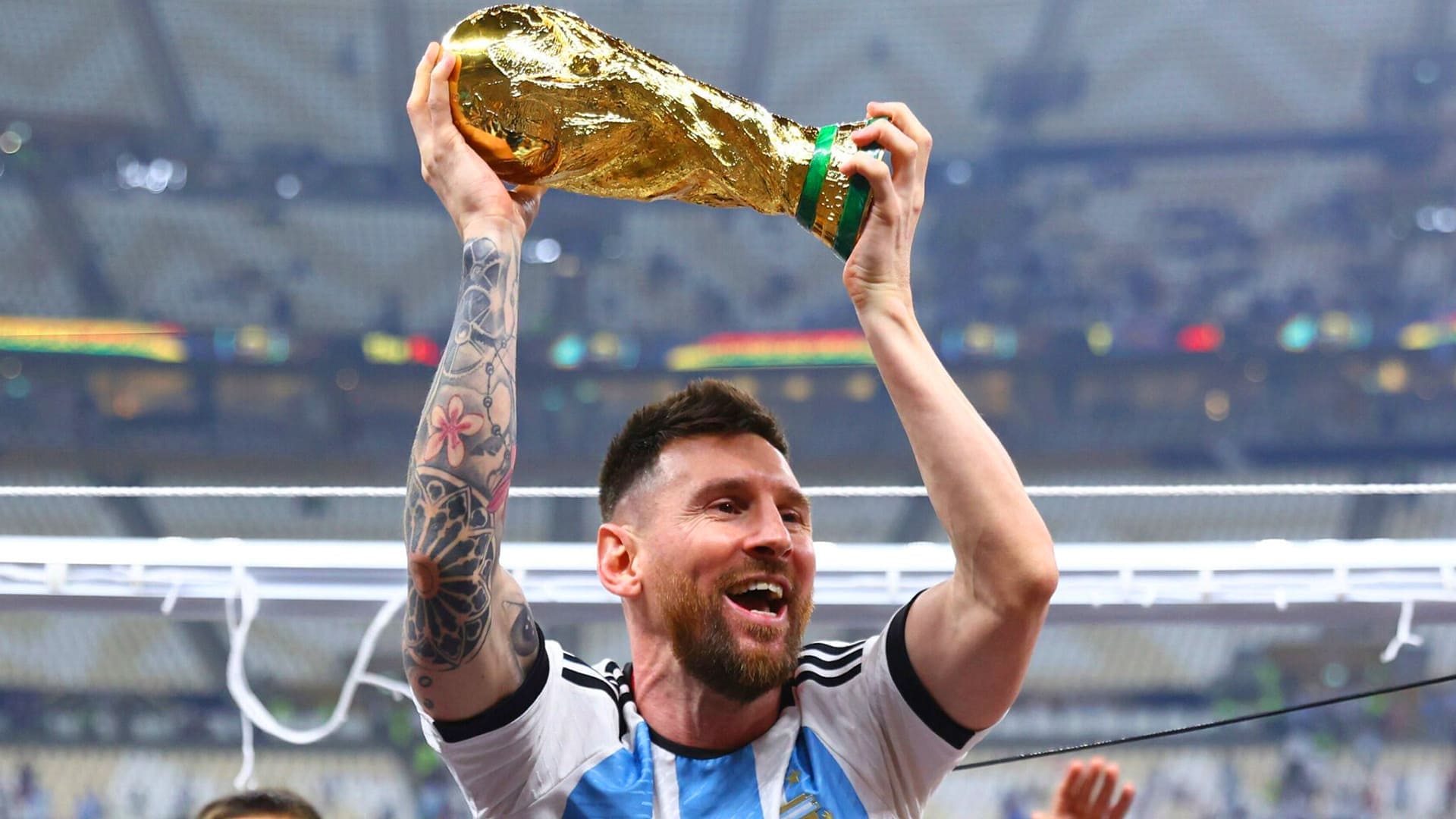 Hình nền Messi nâng cao chiếc cúp World Cup đầy phấn khích và tự hào. Bạn sẽ thấy được tất cả sự nỗ lực và đam mê của Messi trong suốt chiến dịch đấu trường World Cup đỉnh cao. Bộ hình nền này chắc chắn sẽ khiến fan Messi không thể rời mắt.