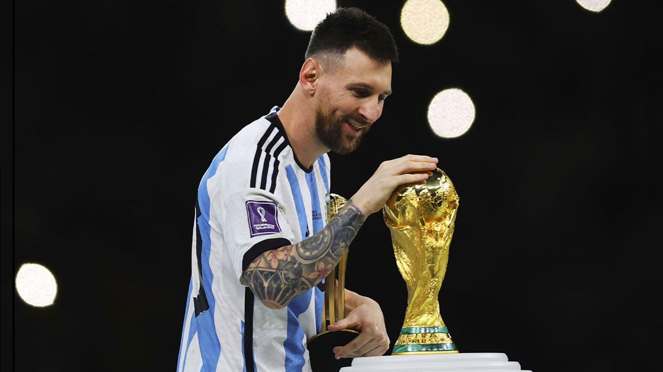 Cúp vô địch World Cup là danh hiệu cao quý nhất trong lịch sử bóng đá thế giới. Với hình nền Messi World Cup Trophy Wallpaper từ TubeWP, bạn sẽ có cơ hội chiêm ngưỡng chiếc cúp đầy huyền thoại này cùng với hình ảnh của Messi – người đã giúp Argentina giành được chiến thắng tại World Cup.